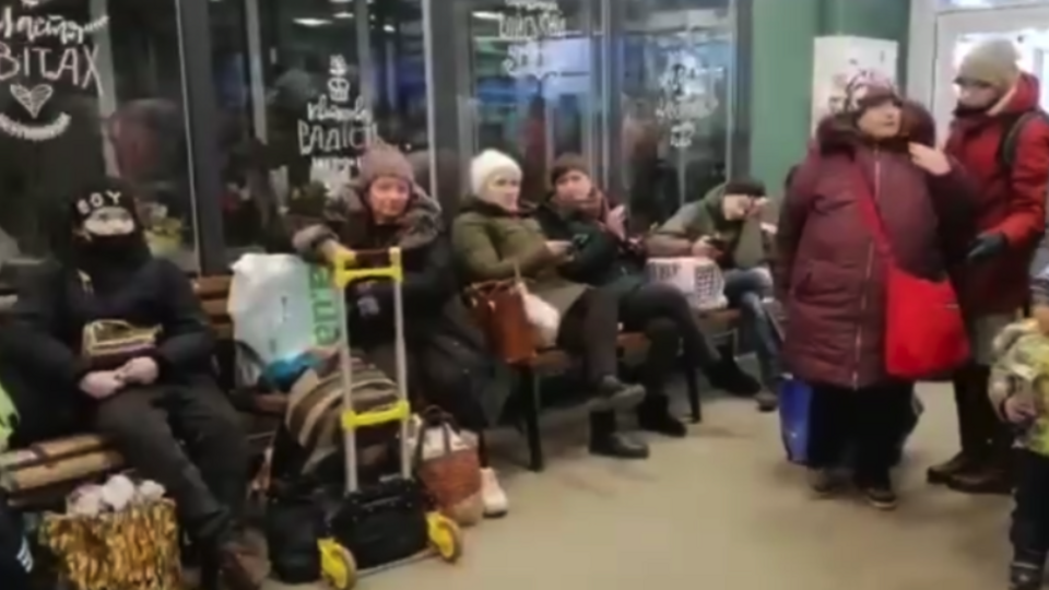 У Мангуші всім маріупольцям, які виходять із міста, надають необхідну допомогу