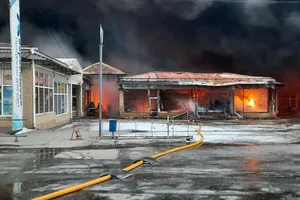Во время тушения пожара на рынке в результате обстрелов погиб сотрудник ГСЧС, еще один получил ранение