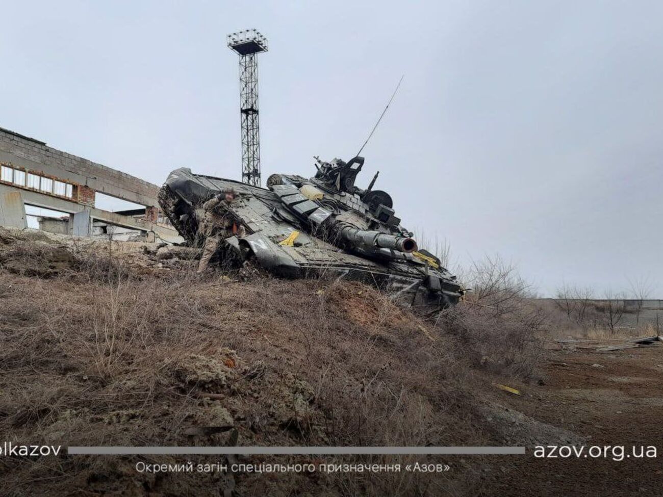 Полк "Азов" знищив сьогодні танк, два БТР і кілька вантажних автомобілів РФ у Маріуполі, повідомила пресслужба