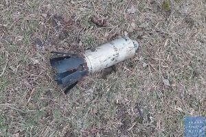 Касетні снаряди, вибухаючи, розкидають некеровані дрібнокаліберні бомби, або суббоєприпаси (на фото)