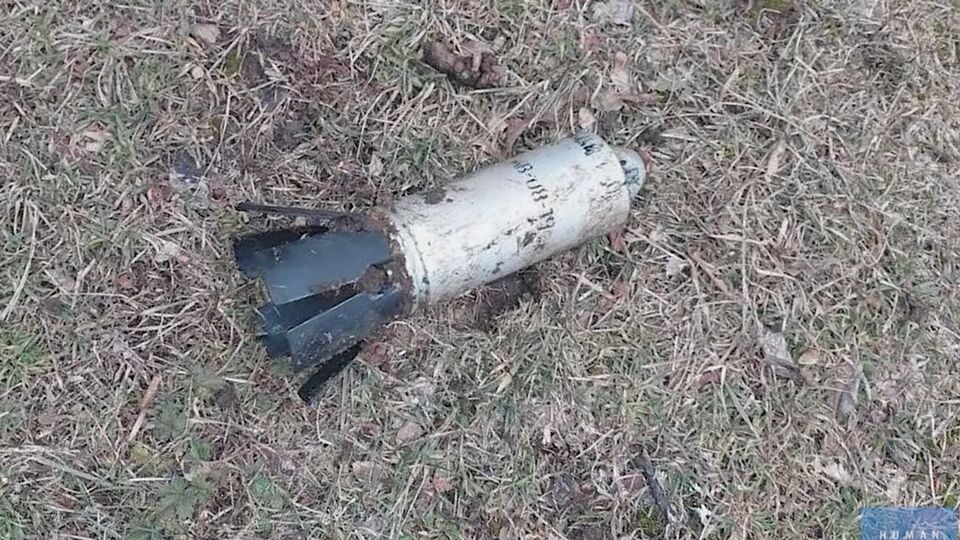 Касетні снаряди, вибухаючи, розкидають некеровані дрібнокаліберні бомби, або суббоєприпаси (на фото)