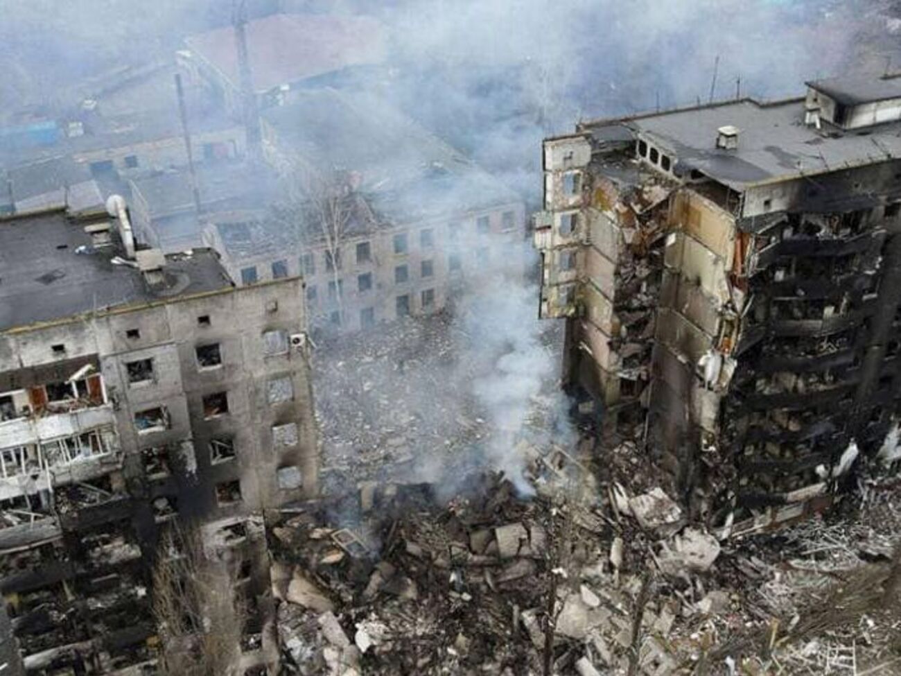 Российские войска не смогли взять штурмом Мариуполь и начали сбрасывать на него авиабомбы, обстреливать из артиллерийских орудий и реактивных систем залпового огня