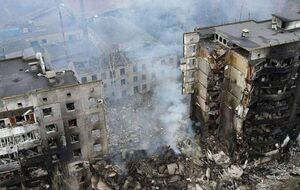 Российские войска не смогли взять штурмом Мариуполь и начали сбрасывать на него авиабомбы, обстреливать из артиллерийских орудий и реактивных систем залпового огня