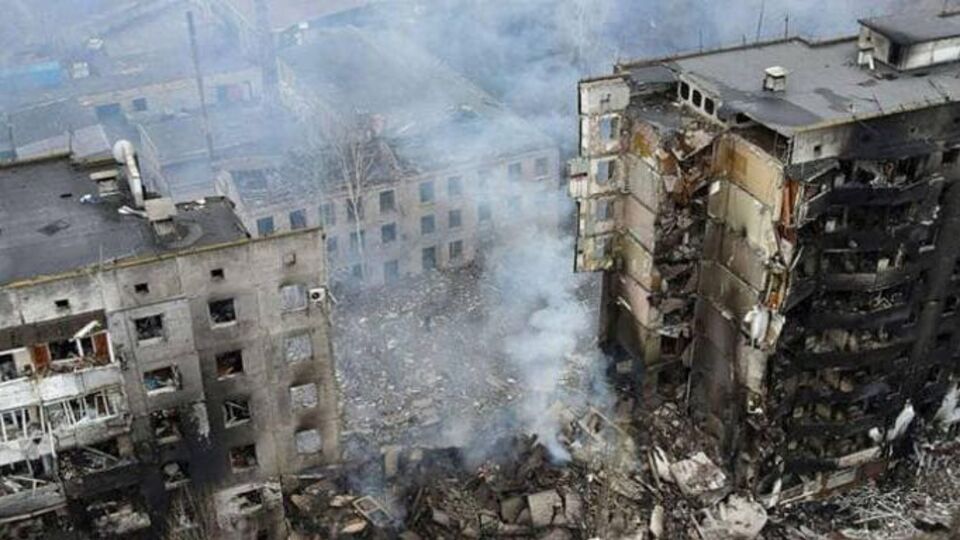 Російські війська не змогли взяти штурмом Маріуполь і почали скидати на нього авіабомби, обстрілювати з артилерійських гармат і реактивних систем залпового вогню