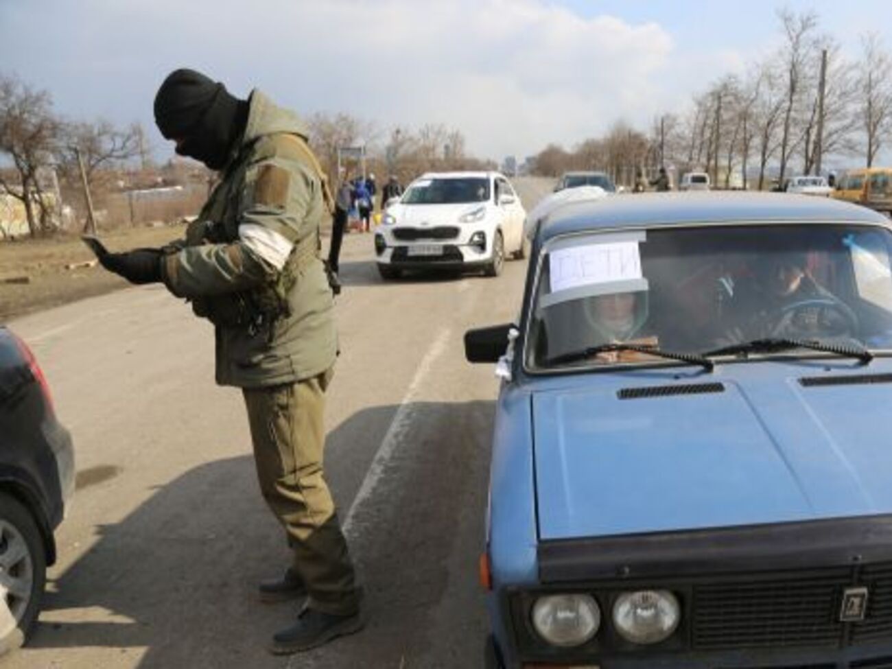 Білі пов'язки на рукаві &ndash; одна з відмітних ознак окупаційних російських військ