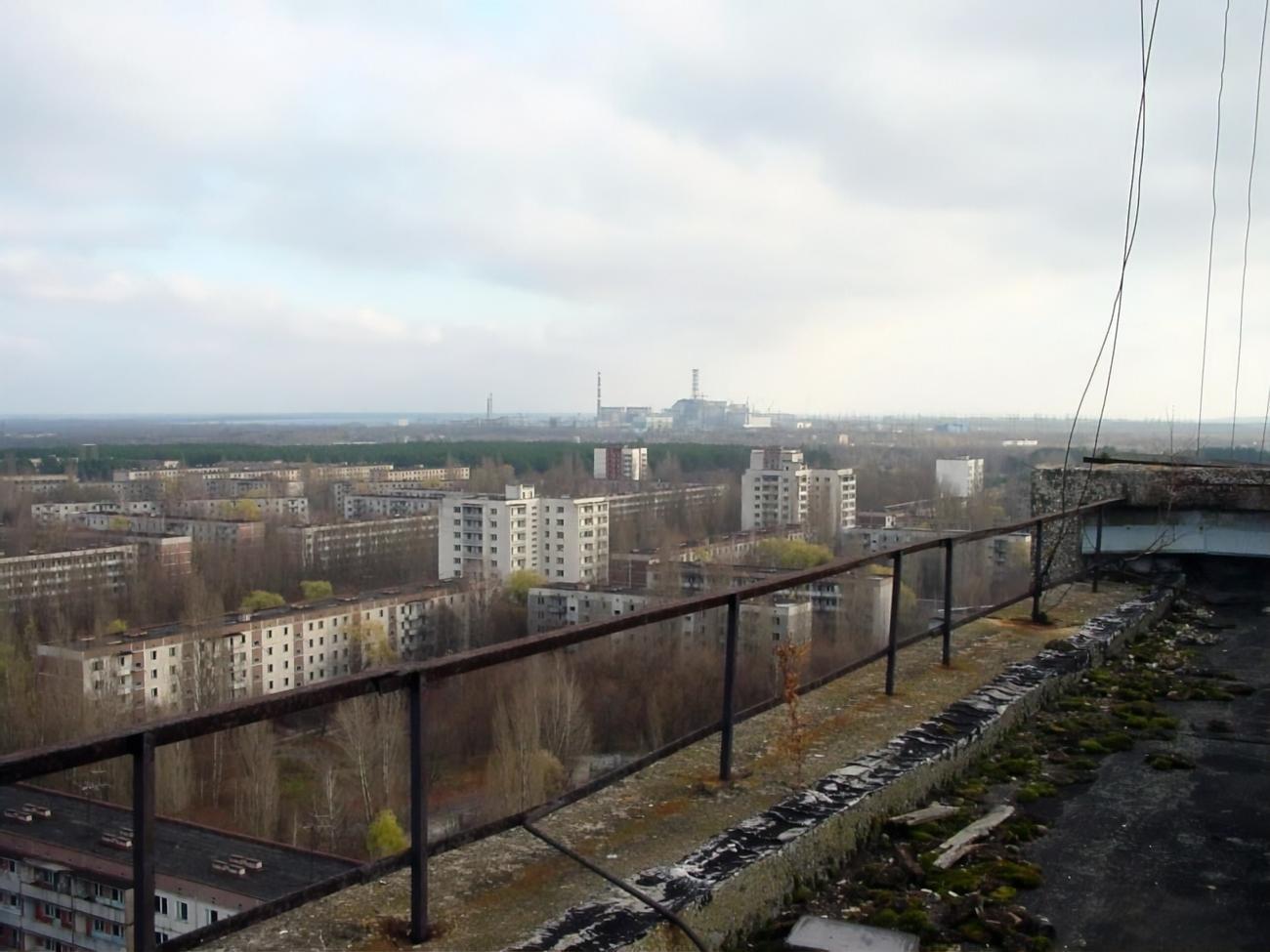 Оккупанты прошли по территории зоны отчуждения на тяжелой технике, подняв слой загрязненной почвы и пыли, спровоцировали ухудшение радиационной обстановки и сами же теперь облучаются, объяснили в центре