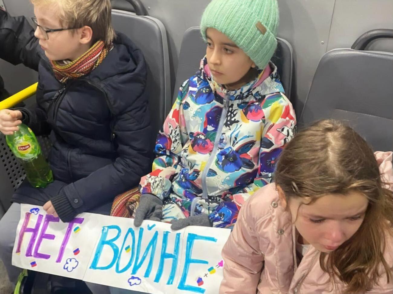 Дітей віком від п'яти до 11 років забрали в автозак і відвезли у поліцейський відділок