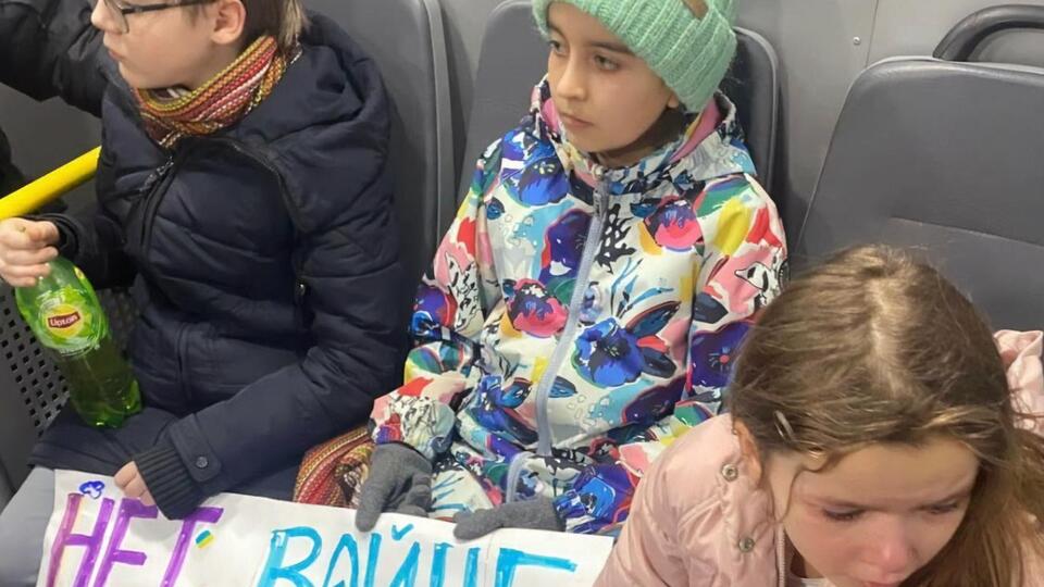 Дітей віком від п'яти до 11 років забрали в автозак і відвезли у поліцейський відділок