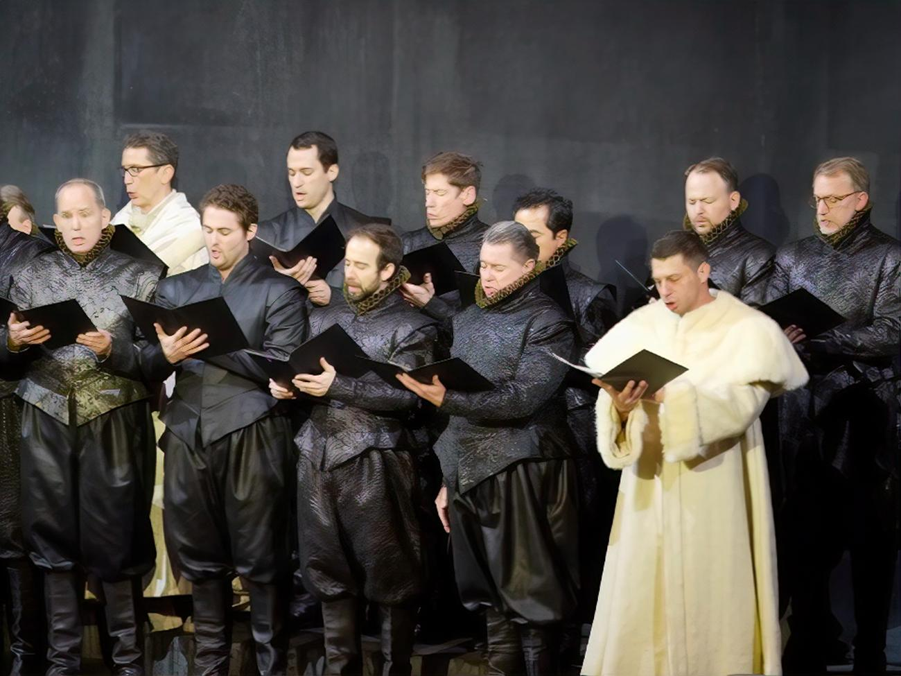 Гимн Украины перед началом оперы Джузеппе Верди "Дон Карлос"