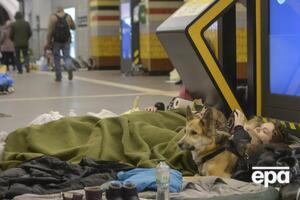 Росія кілька днів обстрілює українські міста (на фото – 28 лютого, жителі Києва ховаються від обстрілів у метро)