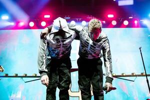 Twenty One Pilots: Сообщаем об отмене нашего шоу в Москве. Эта новость кажется незначительной, учитывая серьезность происходящего