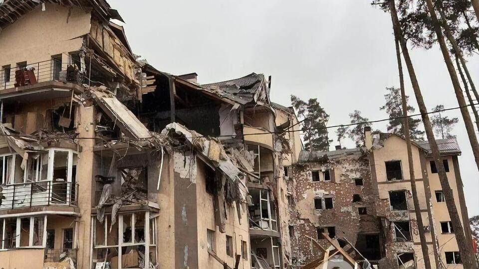 Унаслідок авіаудару в Ірпені зруйновано житловий багатоповерховий будинок