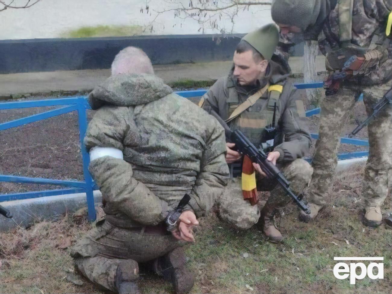 У вилученій сумці російського військового, зокрема, були олівці, циркуль, калькулятор та велика кількість підручників