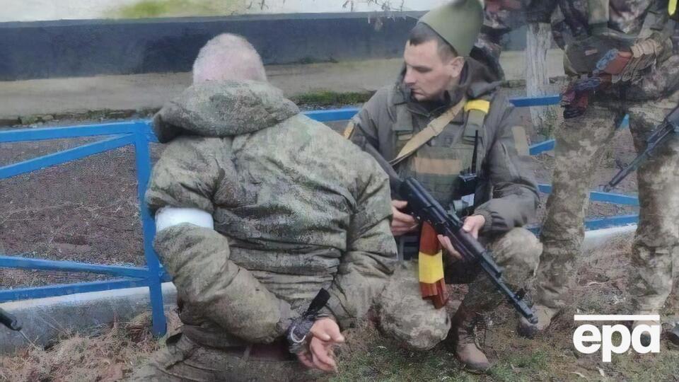 У вилученій сумці російського військового, зокрема, були олівці, циркуль, калькулятор та велика кількість підручників
