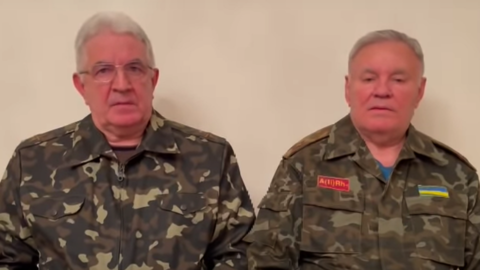 Радецкий (справа) и Свида (слева): Мы с вами, профессиональные военнослужащие, хорошо знаем силу и мощь современного оружия, знаем его разрушительную силу