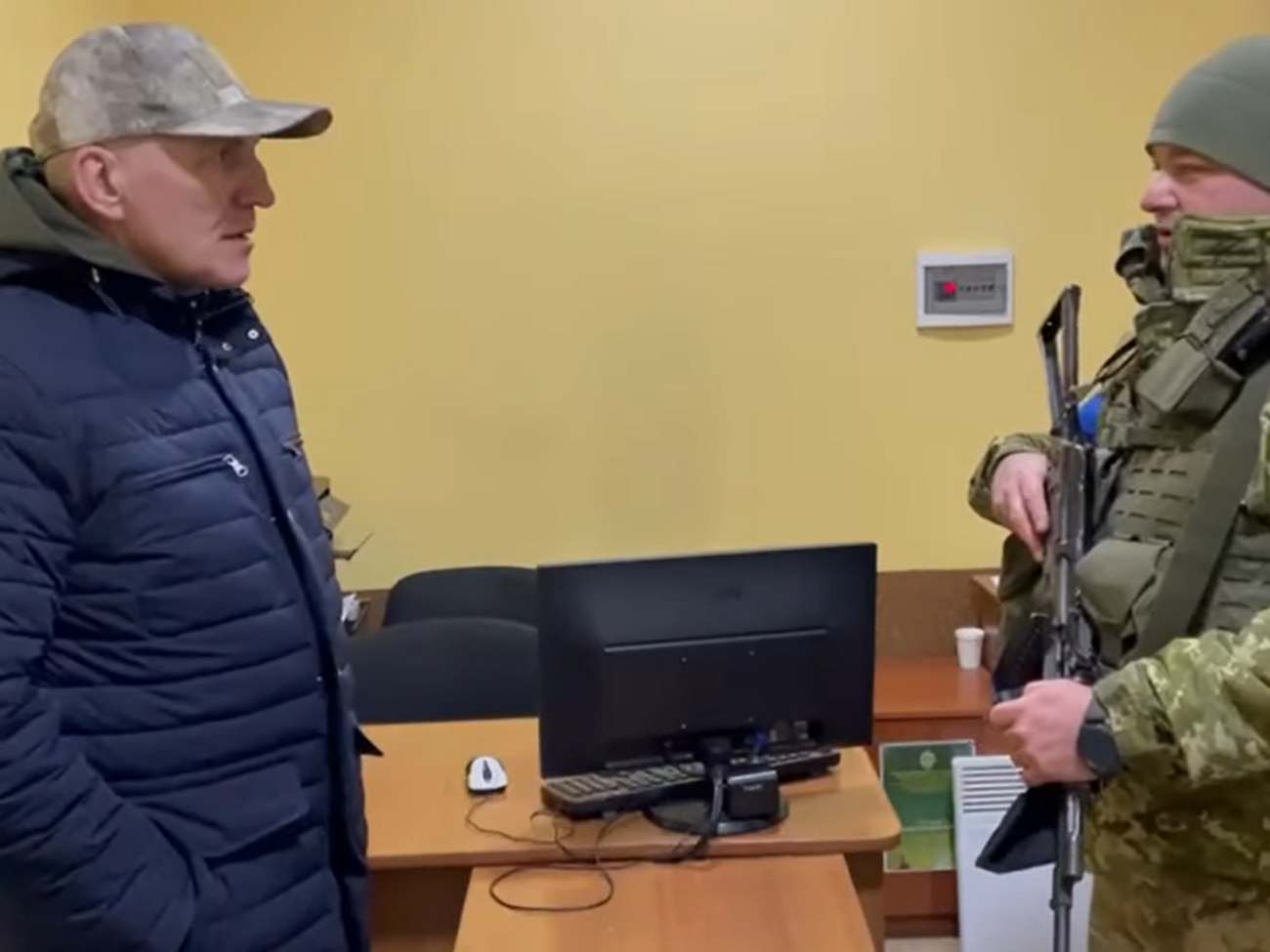 Сокол (ліворуч) відмовився брати 30 срібняків