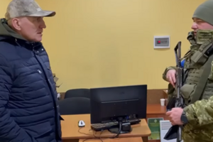 Сокол (ліворуч) відмовився брати 30 срібняків