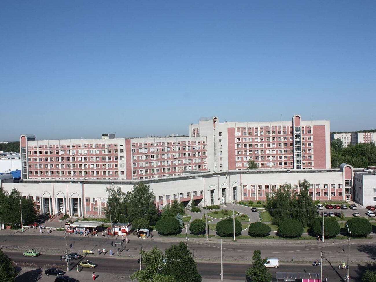 Лікарня постраждала, оскільки розташована на околиці міста неподалік від місця боїв
