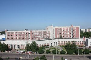 Лікарня постраждала, оскільки розташована на околиці міста неподалік від місця боїв