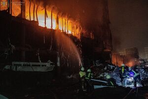 Унаслідок обстрілу Подільського району Києва спалахнув ТРЦ