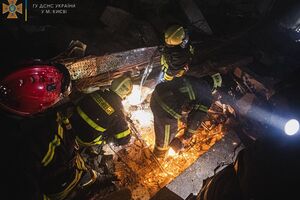 Рятувальники і далі ліквідовують наслідки обстрілу Подільського району Києва