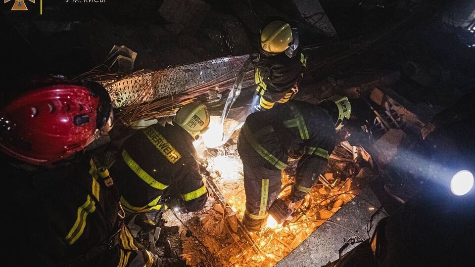 Рятувальники і далі ліквідовують наслідки обстрілу Подільського району Києва