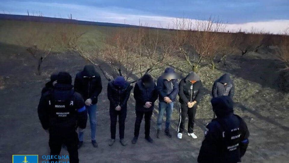 Подозреваемый организовал перевозку шести мужчин в возрасте от 25 до 46 лет в селе Старокозаче Белгород-Днестровского района