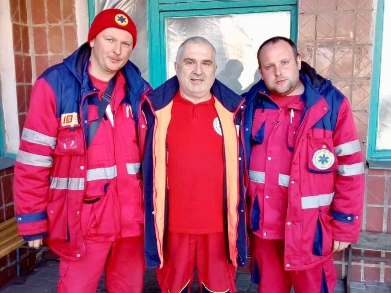 Медики опубликовали фото вернувшихся коллег (крайние справа и слева)