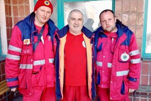 Медики опубликовали фото вернувшихся коллег (крайние справа и слева)