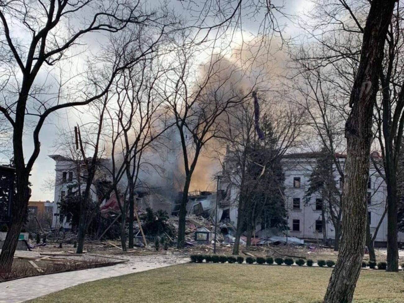Мер Маріуполя заявив, що російські літаки та артилерія знищили місто вщент