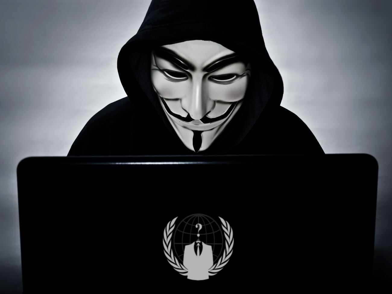 Anonymous: Забирайтеся з Росії!