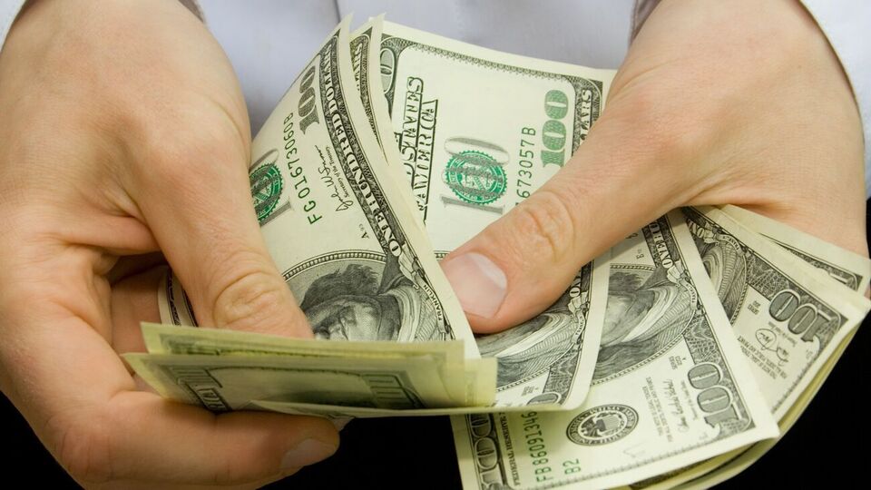 Теперь в день с валютных счетов можно снять до 100 тыс. грн