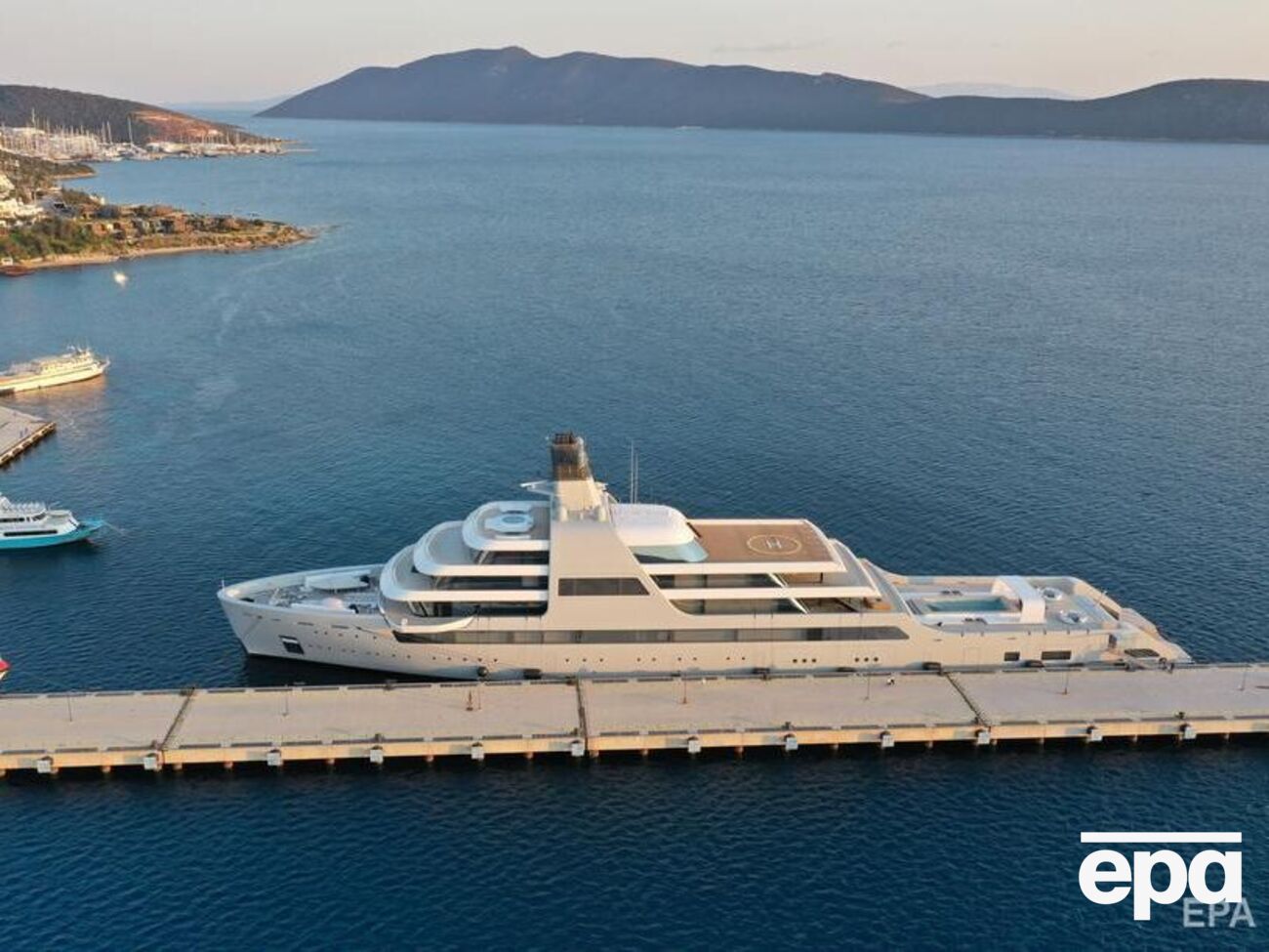 На место происшествия прибыла турецкая полиция, поэтому украинцы были вынуждены пропустить яхту