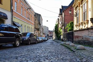 Багато вулиць, площ, скверів, провулків міста названо на честь російських діячів, які жодним чином не причетні до Закарпаття та Ужгорода, зазначили автори звернення