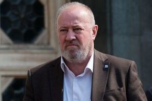 У нас прекрасная Конституция, которая во время военного положения запрещает себя изменять, проводить выборы и референдумы