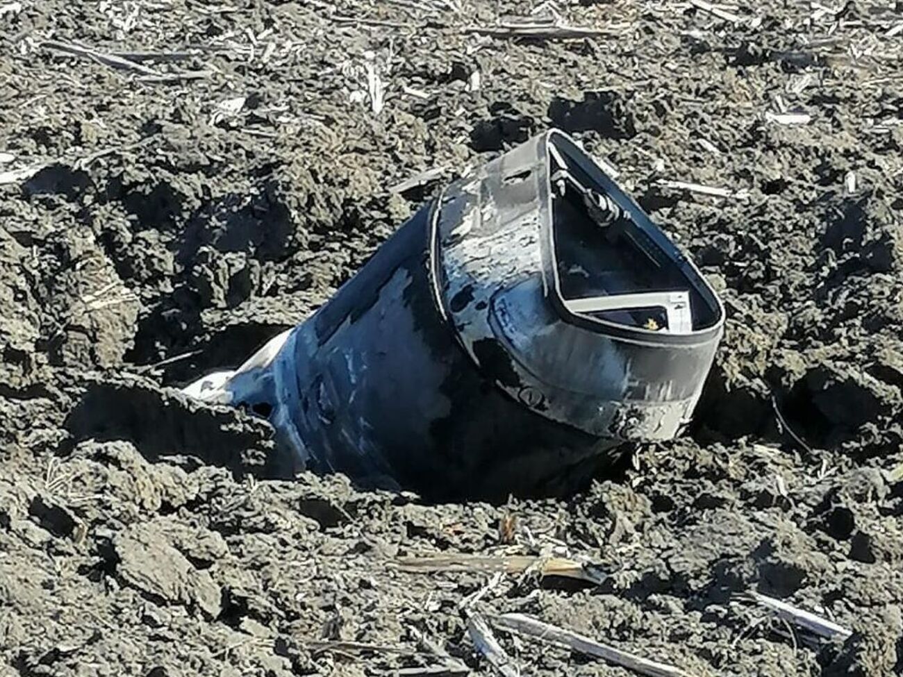 Остатки вражеского снаряда упали в поле