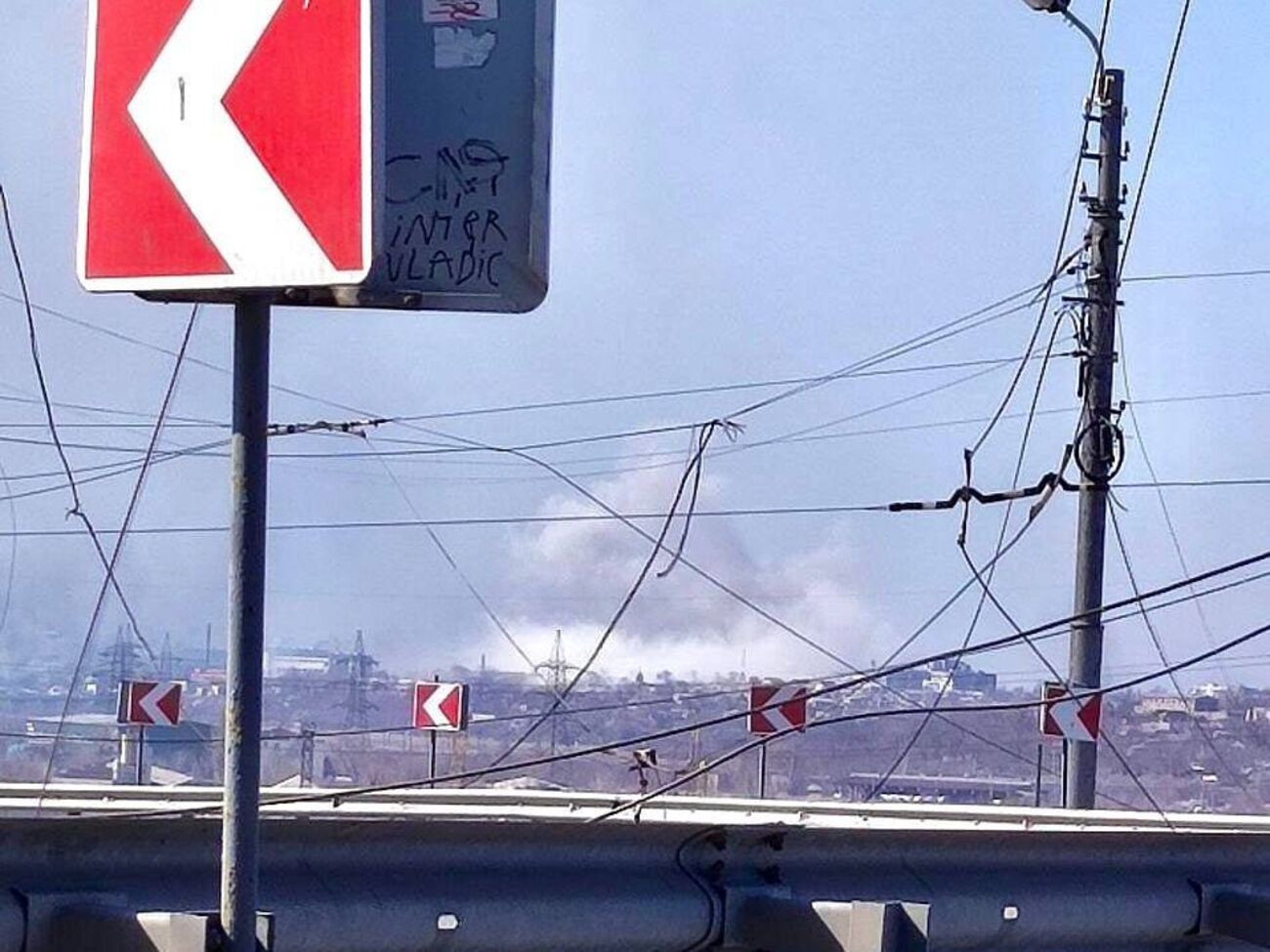 Російські окупанти наносять по Маріуполю авіаудари, точна кількість жертв серед мирного населення невідома, оскільки через обстріли влада не може зайняти пошуком тіл