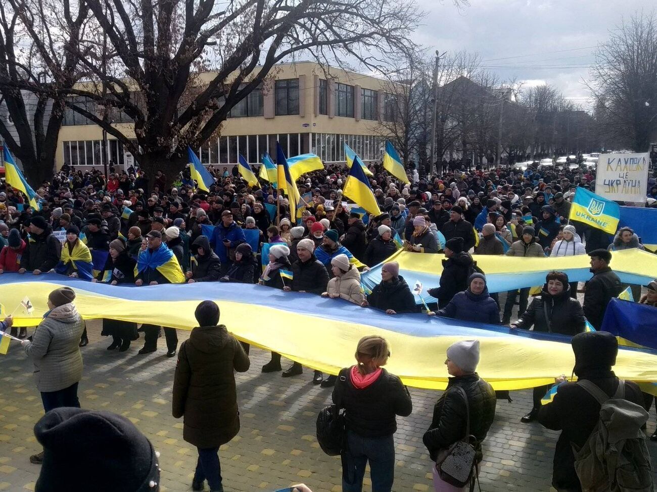 Проукраїнський мітинг у Каховці після того, як у регіон зайшли російські війська