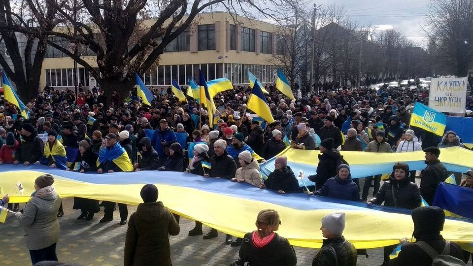 Проукраїнський мітинг у Каховці після того, як у регіон зайшли російські війська