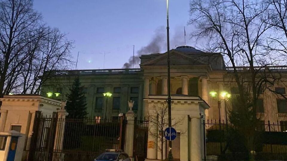 По всей видимости, сотрудники посольства РФ в Варшаве уничтожали документы
