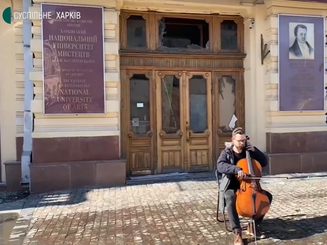 Караченцев перед будівлею Національного університету мистецтв виконав гімн України