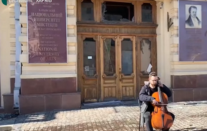 Караченцев перед будівлею Національного університету мистецтв виконав гімн України