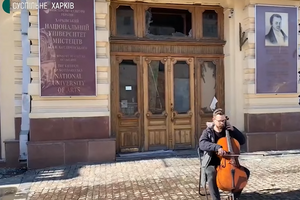 Караченцев перед будівлею Національного університету мистецтв виконав гімн України