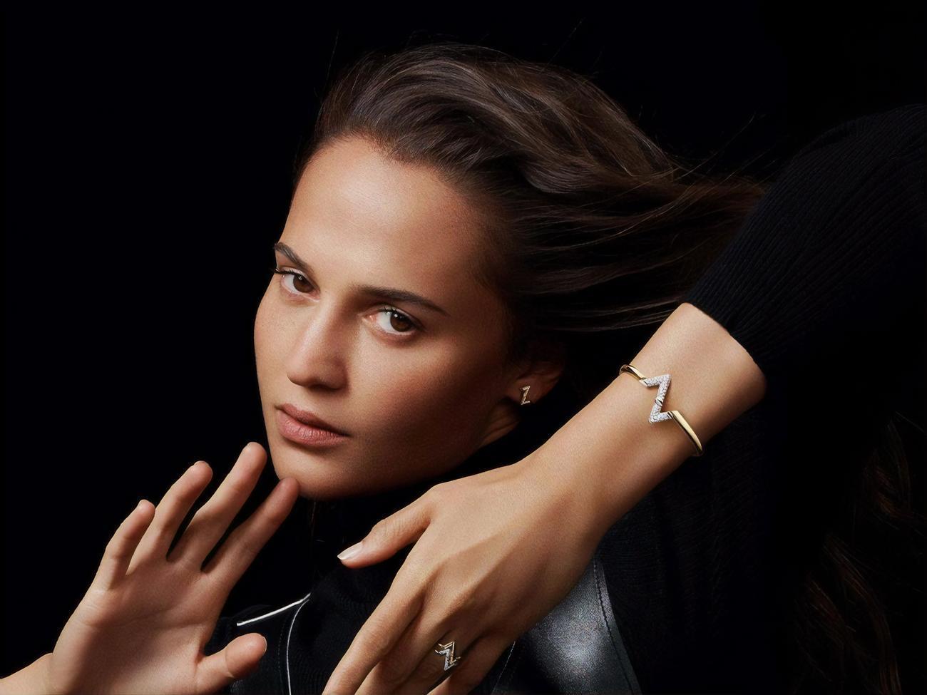 Актриса Алисия Викандер стала лицом скандальной коллекции украшений