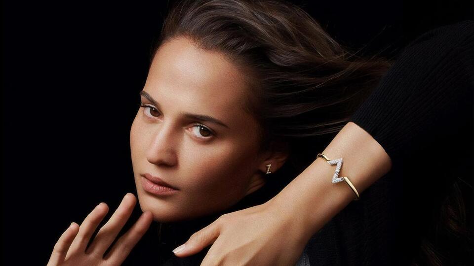 Актриса Алисия Викандер стала лицом скандальной коллекции украшений