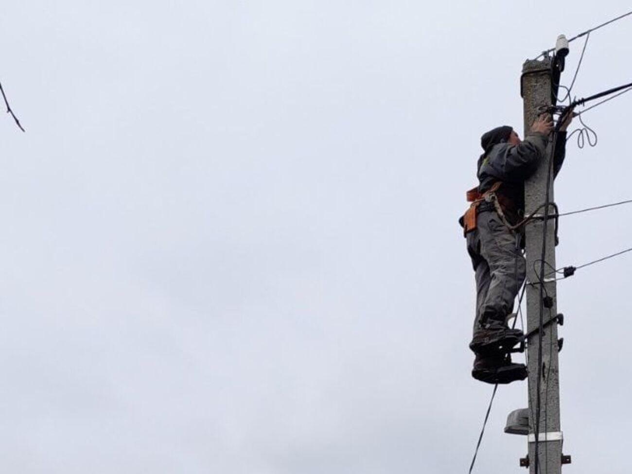 Роботи з відновлення пошкоджених ліній тривають