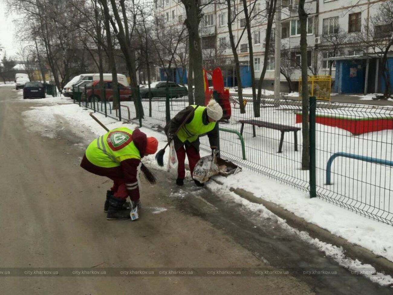 В мэрии Харькова сообщали, что чистоту в городе обеспечивают около 1 тыс. дворников