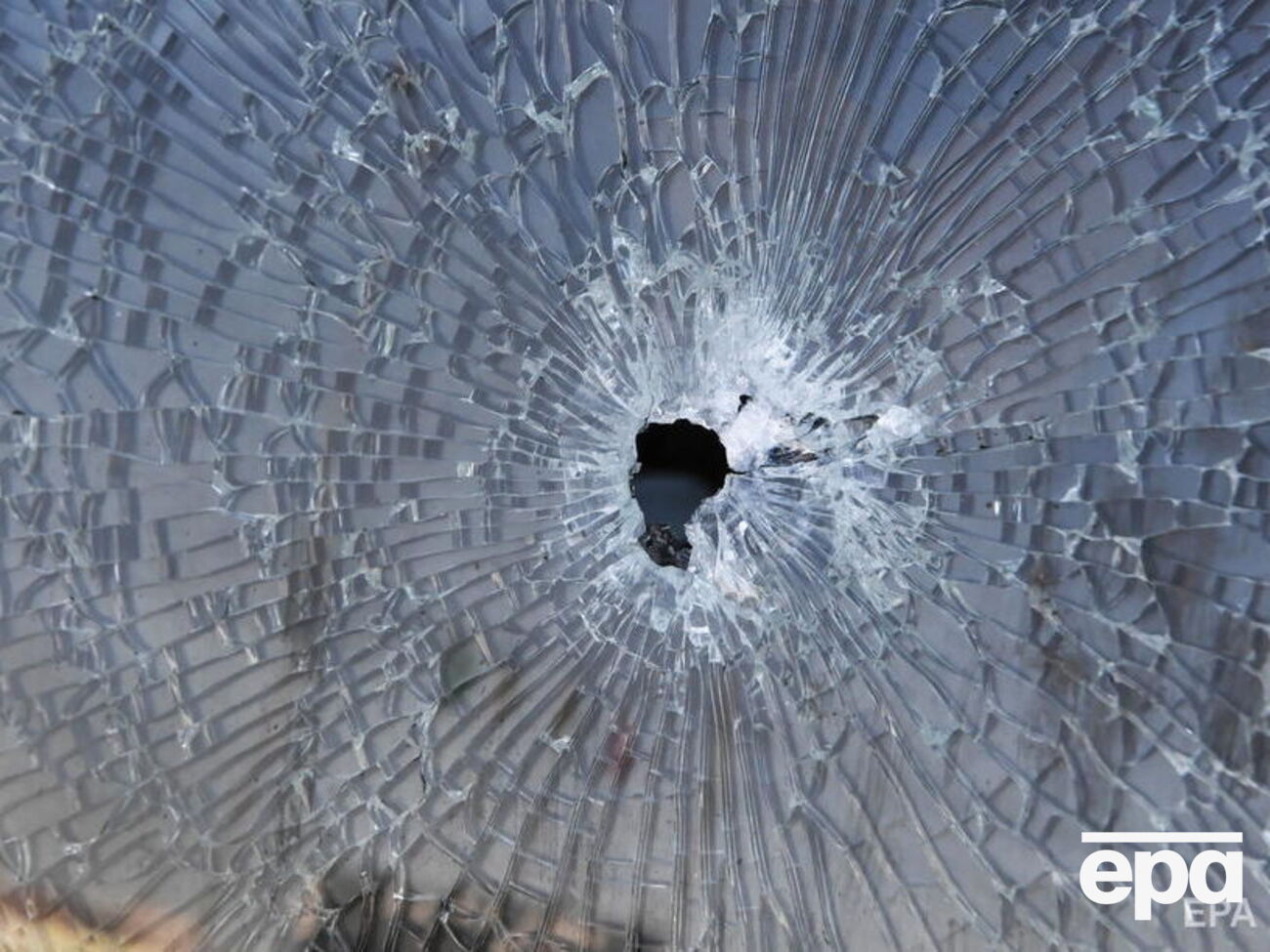 В городе Тростянец расстреляли женщину, которая просто передвигалась по городу на велосипеде, сообщают в ОВА