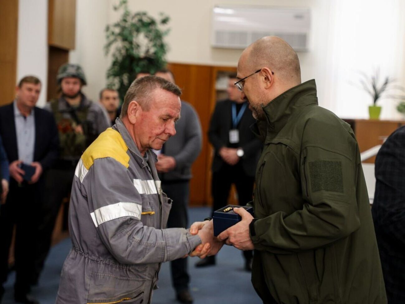 Шмигаль (праворуч): Поки ворог руйнує мирні міста, енергетики героїчно роблять усе, аби наша країна продовжувала жити