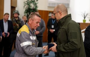 Шмигаль (праворуч): Поки ворог руйнує мирні міста, енергетики героїчно роблять усе, аби наша країна продовжувала жити